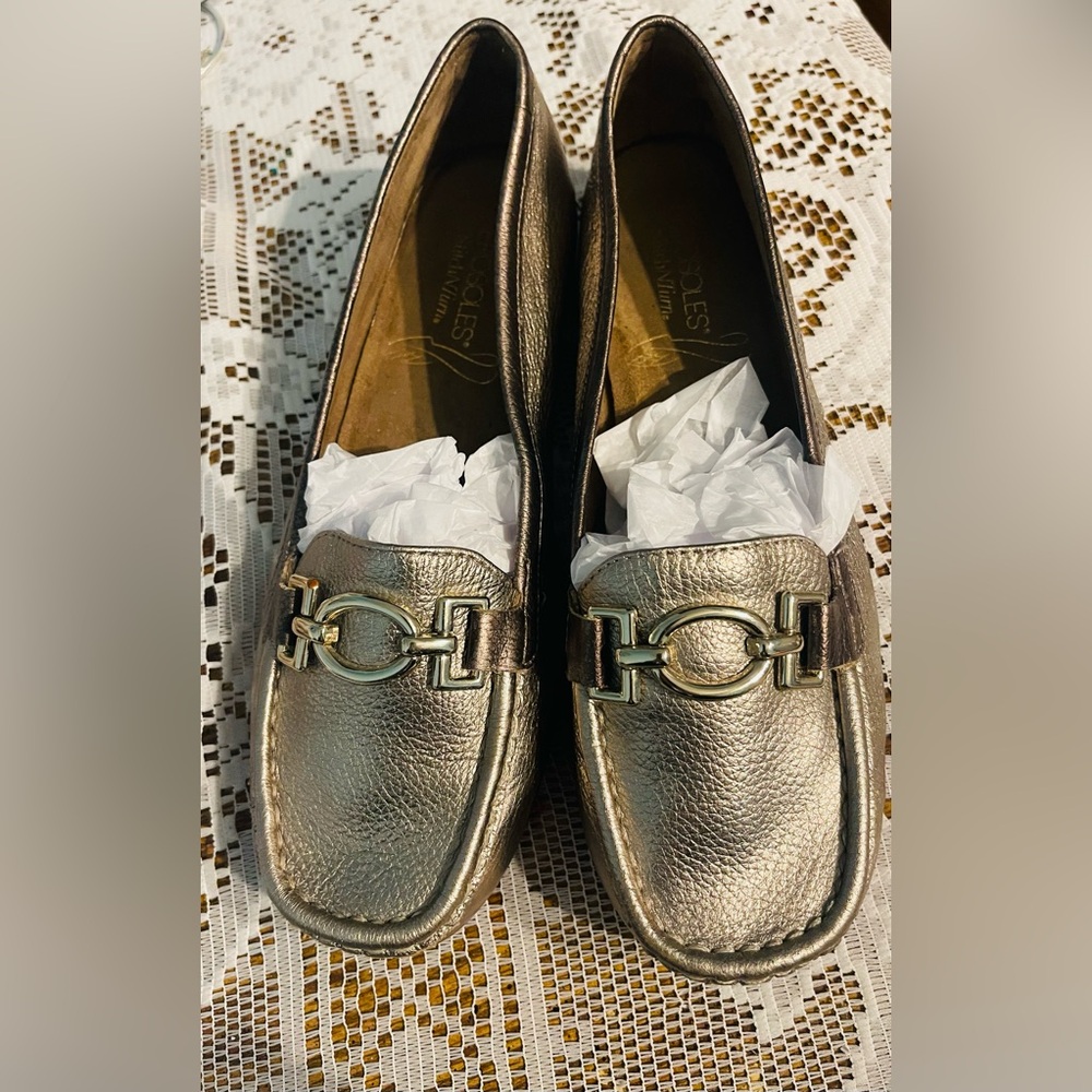 AEROSOLES  casual women’s gold Loafers size 8.5 - Picture 5 of 16